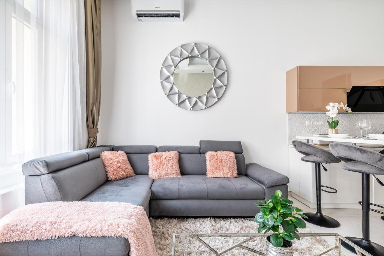 Luxury Apartment With Free Garage And Balcony In The Center — Photos 1